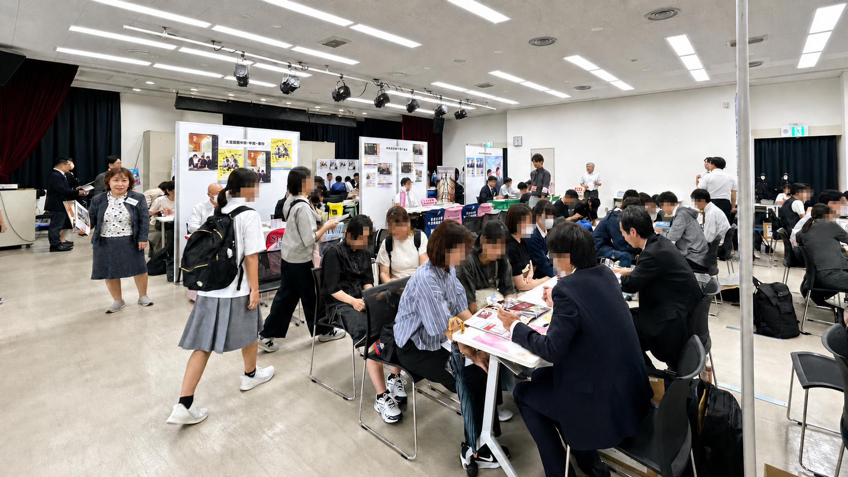 生徒の顔をモザイク処理した、私立中学・高校入試説明会の会場全体の様子