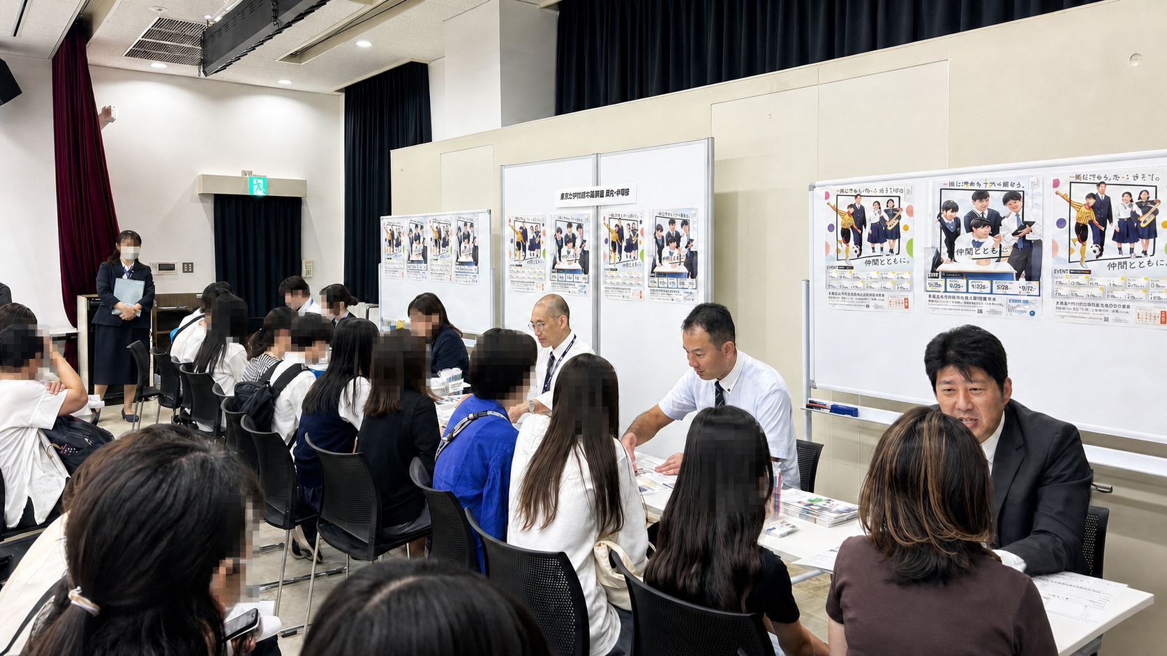 生徒の顔をモザイク処理した、私立学校の入試担当者との個別相談ブース